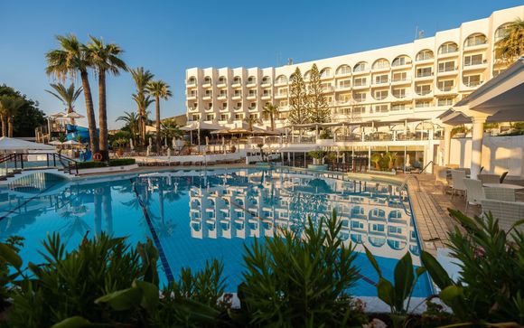 Golden Coast Beach Hotel 4*