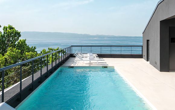 Hotel di design con piscina sul rooftop e vista mare 