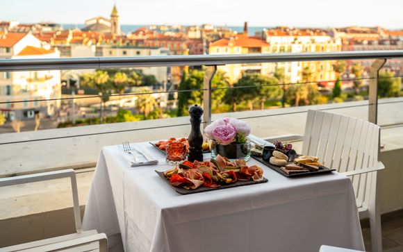 Il trucco degli hotel per vetri puliti senza usare la scala: mai